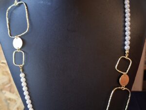 Sautoir Géométrique & Perles Nacrées – 85 cm