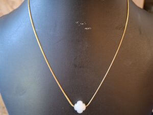 Collier délicat en acier inoxydable — trèfle facetté en verre