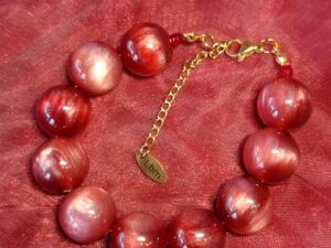 Bracelet en grosses perles de résine – tons rouge -bordeau scintillants