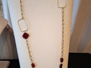 Sautoir long graphique en acier inoxydable et perles acryliques