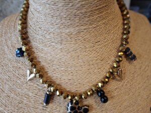 Collier Noir et Or-Perles Facettées , Cœurs et Charms Assortis