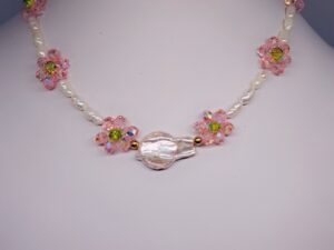 Collier Fleurs en Cristal et Perles Baroques