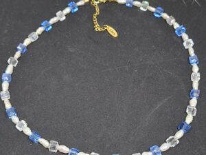 Collier Perles d’eau douce et cubes de Cristal bleu et transparent.