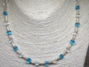 Collier Perles d'Eau Douce et Cubes de Cristal Bleu et Transparent